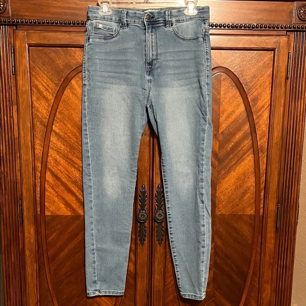 Curve Appeal Minimalist Jeggings